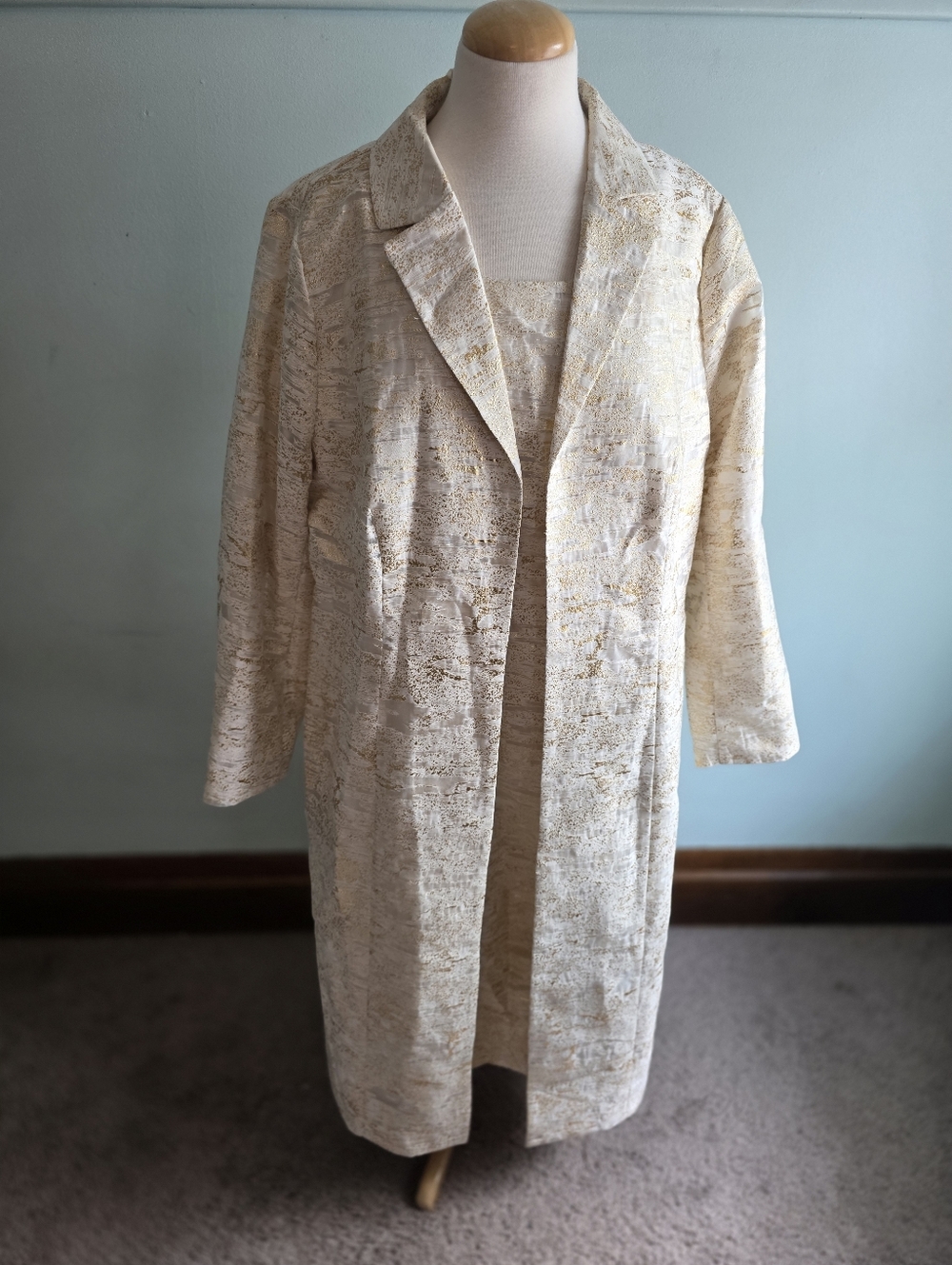 MASSEYS Sleeveless Metallic Brocade Shift Dress And Jacket in Cream and Gold